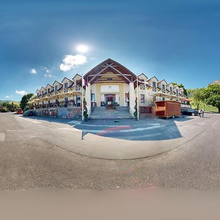 Hotel Hradna Brana Братислава Екстериор снимка